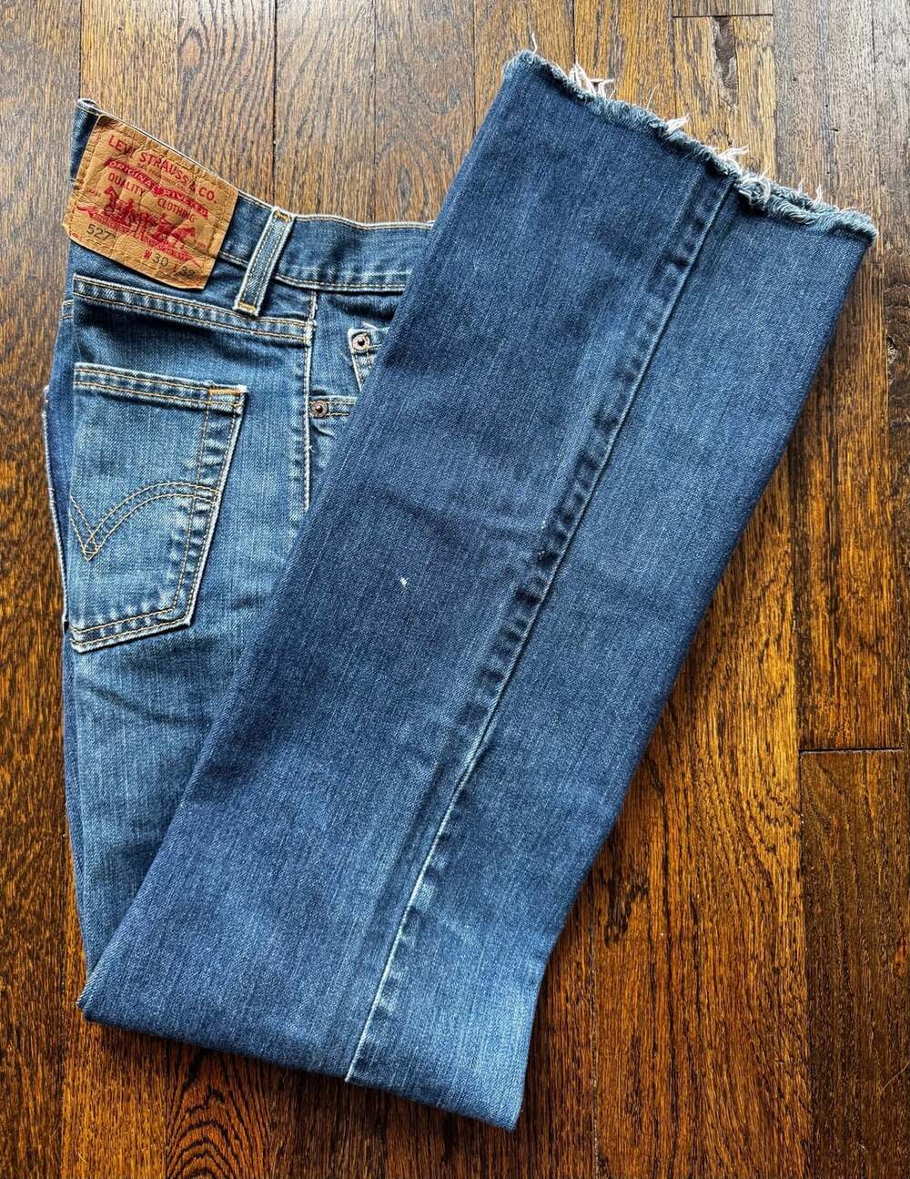 VINTAGE ‘00s Y2K Levi's 527 31x30.25 LOW BOOTCUT BLUE JEANS DENIM DISTRESSED HEM